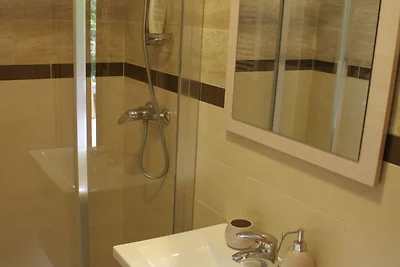 Riverside Rustic Ridge Apartments with Balcon...
