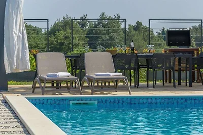 Villa in Novigrad mit Schwimmbecken