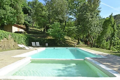 Ampia casa vacanze con piscina a Le Var