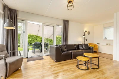 Confortevole bungalow con microonde, in mezzo...