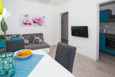 One Bedroom Apartment With Terrace And Sea Vi...