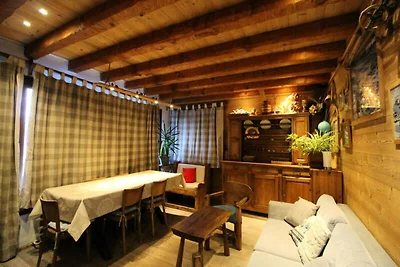 Traditionelles Chalet mit Holzdekor, sehr war...