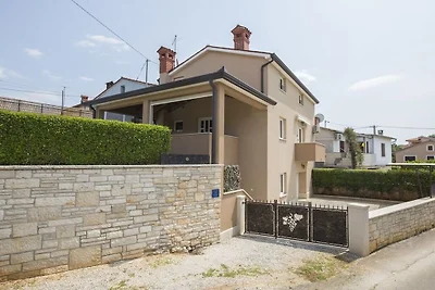 Ferienhaus in Tinjan mit Schwimmbecken