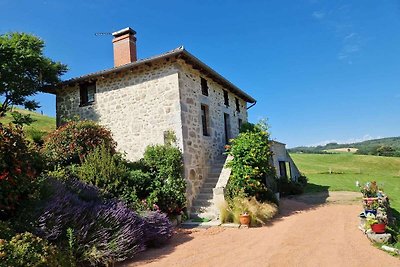 Bella casa in pietra con vasca idromassaggio