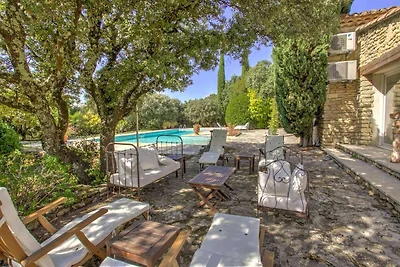 Elegante stenen villa met zwembad nabij...