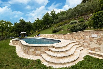 Anmutiges Ferienhaus in Acqualagna mit Pool