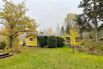 Gemütlicher Rückzugsort im Wald mit Whirlpool