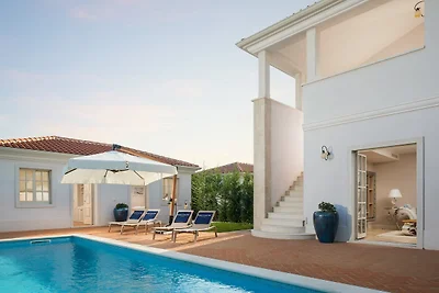 Villa a Vabriga con Piscina e Giardino