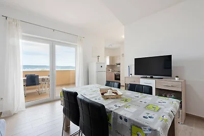 Simplistic Apartment in Neviđane mit Balkon