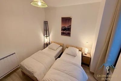 Coin moderne près de l'artère principale