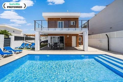 Zonnige villa met privézwembad