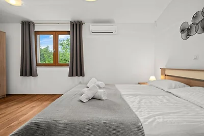 Holiday Home Mlačić - Three Bedroom Holiday H...