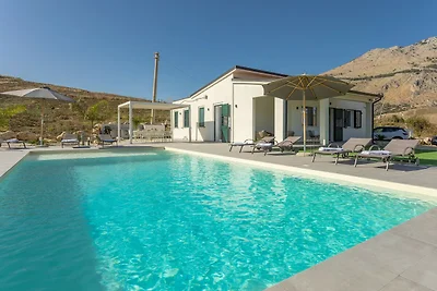 Großzügige Villa mit Hügelblick und Pool