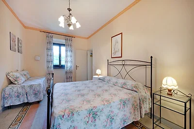Grande casale in pietra in piccolo borgo...