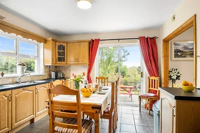 Cottage nahe Lough Mask mit Gartenblick