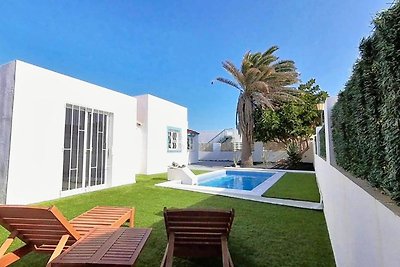 Villa con piscina e accesso privato alla...