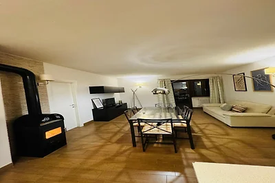 Panoramablick auf den See, umzäunter Privatga...