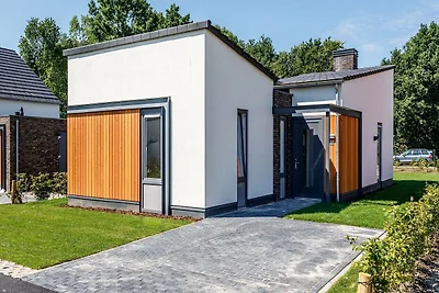 Elegante villa con terrazza coperta a...