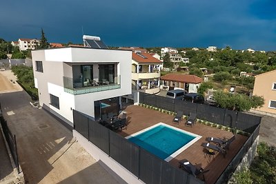 Luxuriöse Villa mit Swimmingpool in Pakoštane