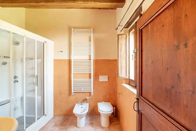 Studio a Monte San Martino circondato dalla...