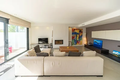 Villa am Wasser mit Panoramablick