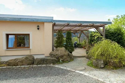 Stilvolles Ferienhaus in Waldnähe