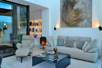 Villa in Buger mit Dachterrasse, Pool und...