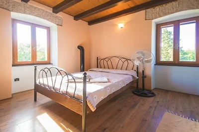 Villa a Raša con piscina