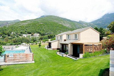 Villa mit zwei Wohneinheiten und großem Pool ...