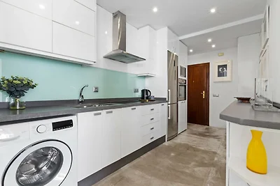 Helles Küstenapartment mit Pool