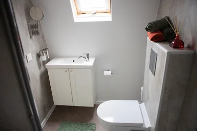 Leuke Tiny Home gelegen naast een eigen