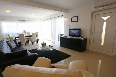 Okrug Gornji Luxurious Escape Villa with Pool...