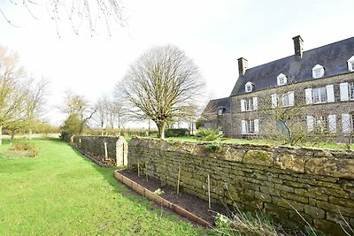 Schönes Ferienhaus mit Innenhof in Appeville