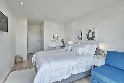 Moderne Villa mit privatem Pool und Terrasse