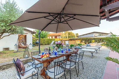 Villa a Lucca con Piscina e Vista Campagna