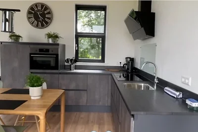 Modernes Ferienhaus mit dekorativem Kamin