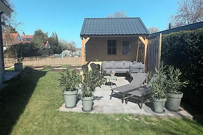Moderne Villa mit Garten in Groet