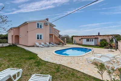 Casa de vacaciones en Kastelir con piscina.