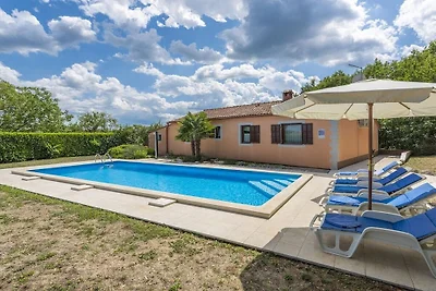 Ferienhaus in Tinjan mit Schwimmbecken