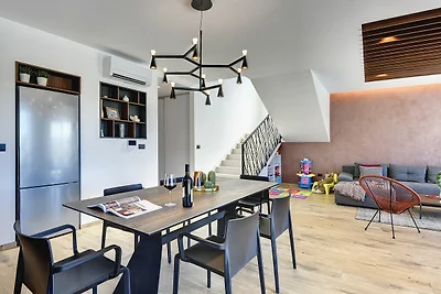 Moderne Villa mit privatem Pool und Terrasse