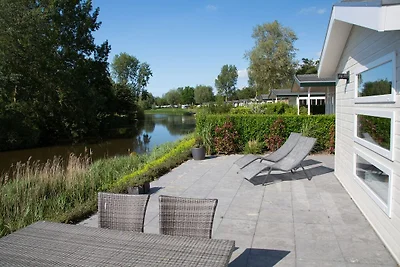 Grazioso chalet vicino ad un lago balneabile