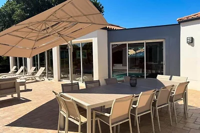 Villa im Grünen mit Whirlpool