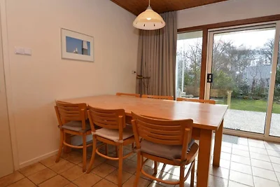 Bungalow in Den Burg met zwembad
