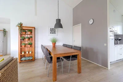 Eleganter Bungalow am Wasser mit Anlegestelle