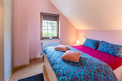 Ferienhaus mit Terrasse und Whirlpool in...