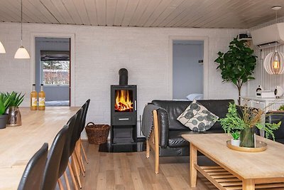 Geräumiges Ferienhaus in Ørsted mit Sauna