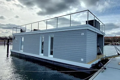 Hausboot in Stralsund mit Schwimmbecken