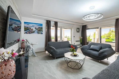 Luxusvilla mit Pool und Whirlpool