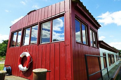 Filmschip "Pea" buitengewone woonboot aan...