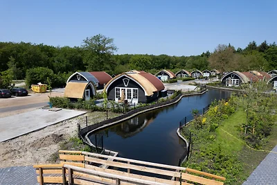 Modernes Haus an einem Teich in einem...